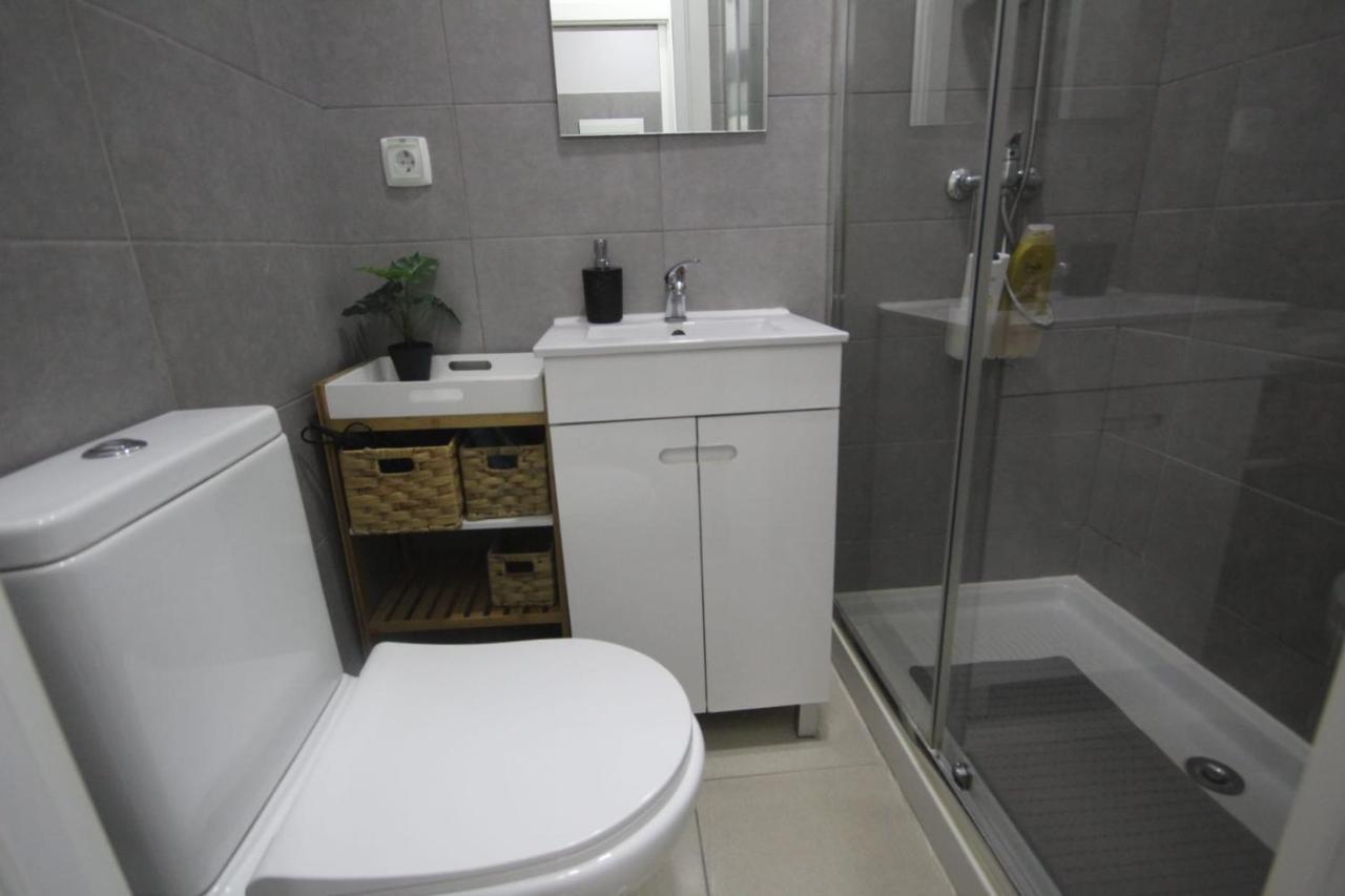 Ocean M1 R4 - Large Double Room With Shared Bathroom In City Center Lisbon Exterior photo