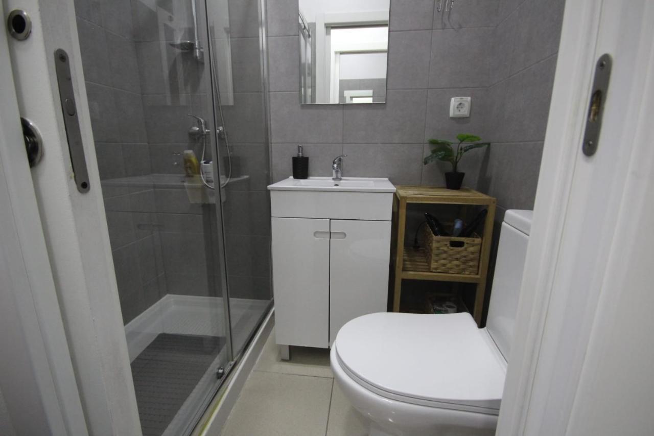 Ocean M1 R4 - Large Double Room With Shared Bathroom In City Center Lisbon Exterior photo